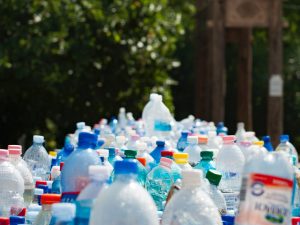 Suomalainen teknologia mullisti mustan muovin kierrätyksen