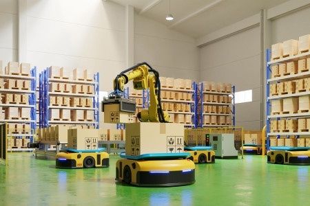 Autonomisia mobiilirobotteja ja teollisuusrobotti varastohallissa